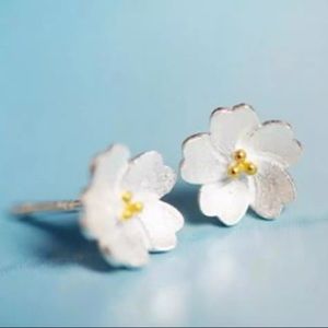 Silver Stud Flower 🌸 Earrings